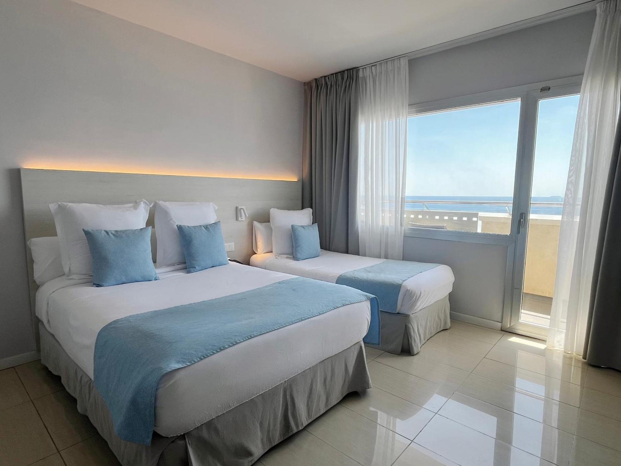 Camera Matrimoniale con Balcone, Vista Mare e Letto Supplementare